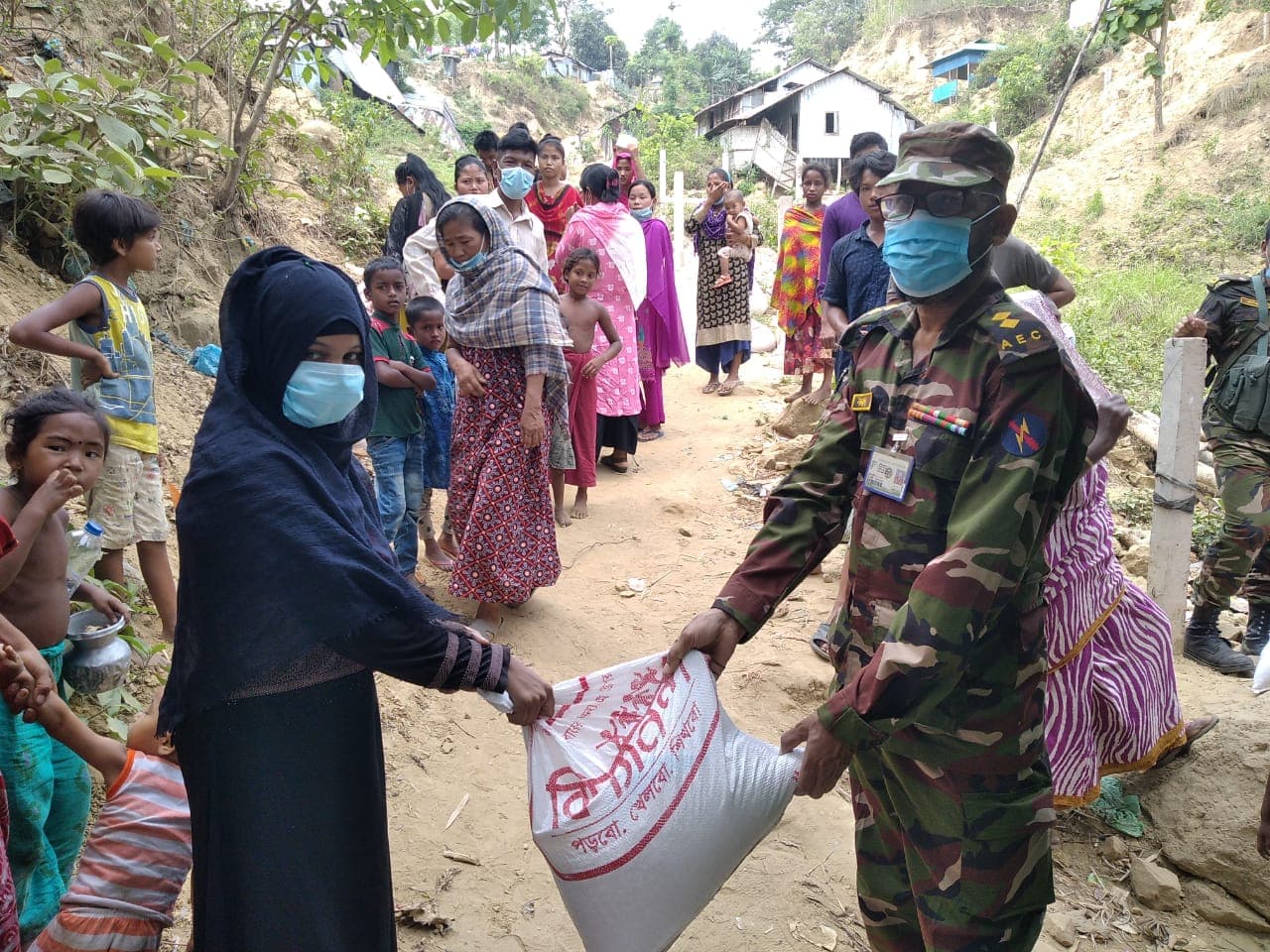 বান্দরবানে মানবতার সেবায় অসহায় দুস্থ মানুষের পাশে সেনা রিজিয়ন