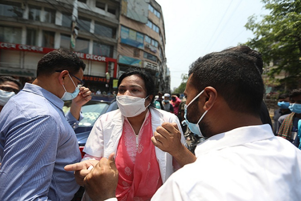তুলকালাম কাণ্ড :পুলিশকে ‘হারামজাদা’ বলে মন্ত্রীকে ফোন দিলেন সেই নারী চিকিৎসক