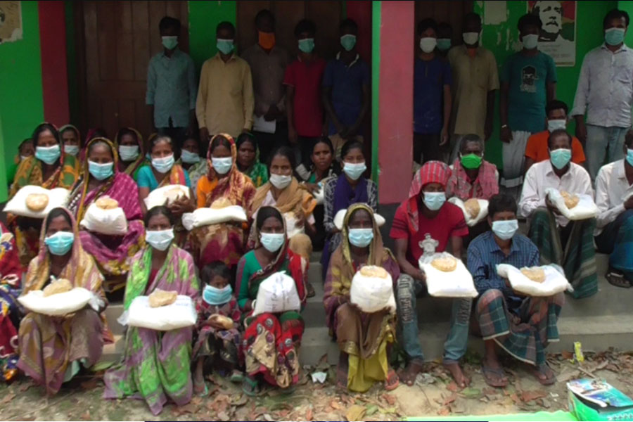 নওগাঁর মান্দায় আদিবাসী উন্নয়ন সংস্থার উদ্যোগে ত্রাণ সামগ্রী বিতারণ