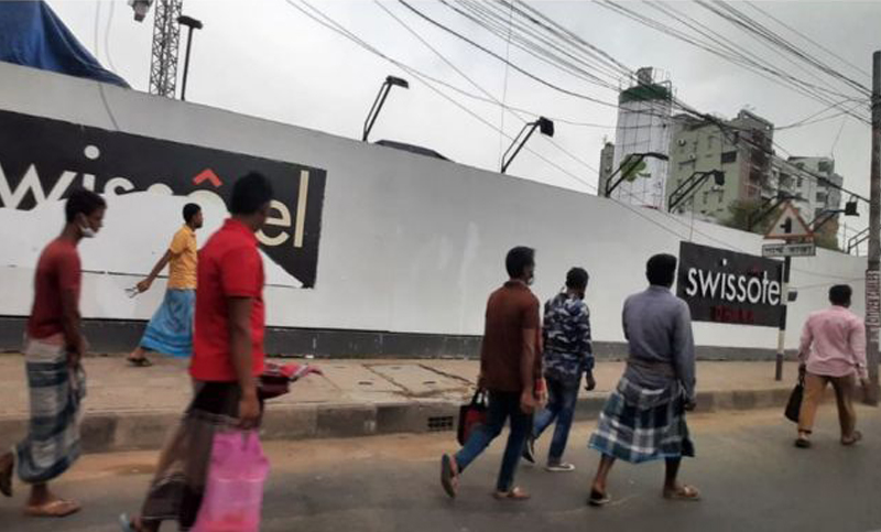 করোনাভাইরাস মহামারির লকডাউনের দ্বিতীয় দিনে ঢাকার রাস্তায় লোক চলাচল বেড়েছে