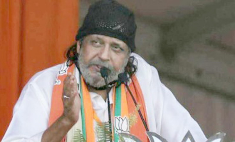 মালদা উপজেলার বৈষ্ণব নগরে মিঠুনকে দেখতে মাস্ক ছাড়া হাজার হাজার মানুষ, দায়ের হলো এফআইআর