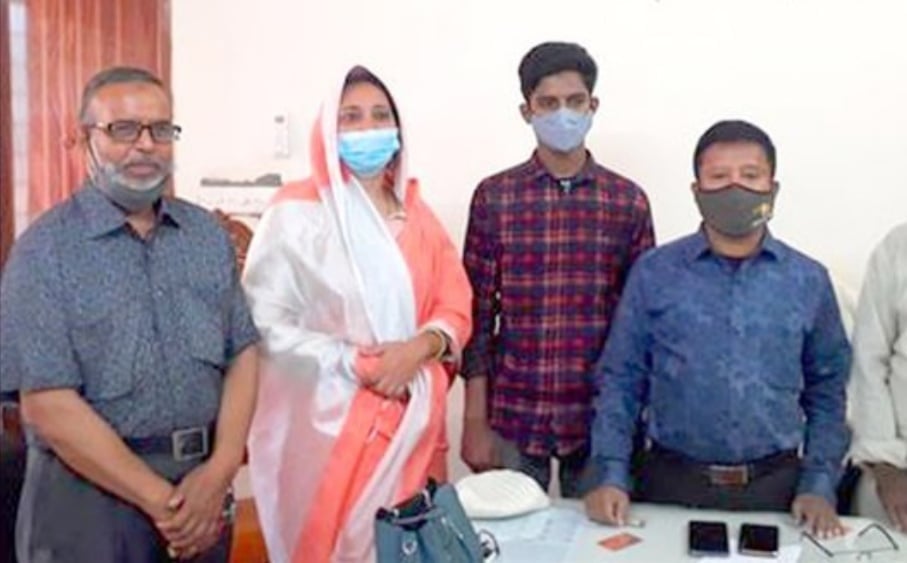 বিডি ঢাকা ডট কমে প্রথম নিউজ : চাঁপাইনবাবগঞ্জের শিবগঞ্জে এমপি শিমুলের অনন্য দৃষ্টান্ত।। মেডিকেলে ভর্তিচ্ছু হতদরিদ্র ছাত্রের দায়িত্ব নিলেন