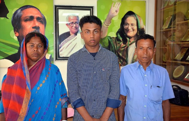 দিনাজপুরে ছেলের মেডিকেলে ভর্তি নিয়ে দুশ্চিন্তায় ভ্যানচালক বাবা