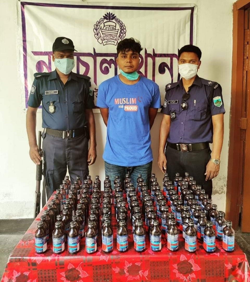 চাঁপাইনবাবগঞ্জের নাচোল থানা পুলিশের চমক।। অভিনব কৌশলে মোটরসাইকেলে ফেনসিডিল পাচার করতে গিয়ে যুবক আটক