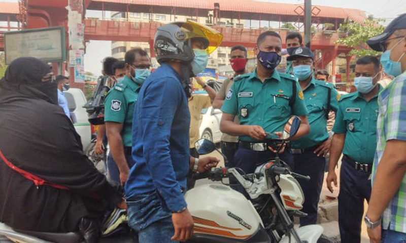 লকডাউনে কঠোর অবস্থানে পুলিশ, সন্দেহ হলে বাসায় ফেরত