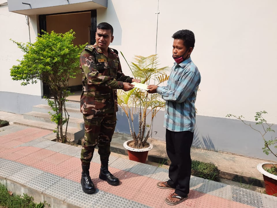 বান্দরবানে জুমের আগুনে ক্ষতিগ্রস্তদের সেনাবাহিনীর সহায়তা