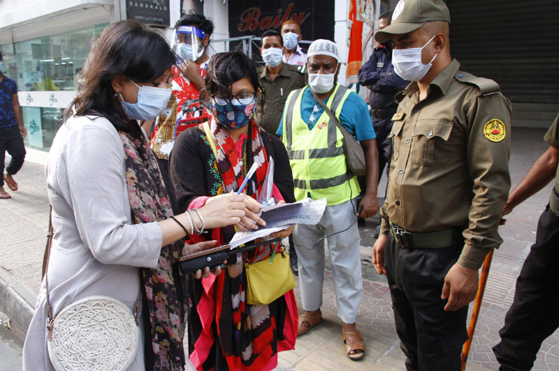 স্বাস্থ্যবিধি ভঙ্গ ও বিধিনিষেধ তদারকিতে : ১৩ মামলায় ৩৩ হাজার টাকা জরিমানা