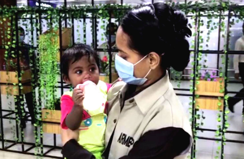 বিমানবন্দরে ৮ মাসের শিশুকে ফেলে পালালেন মা