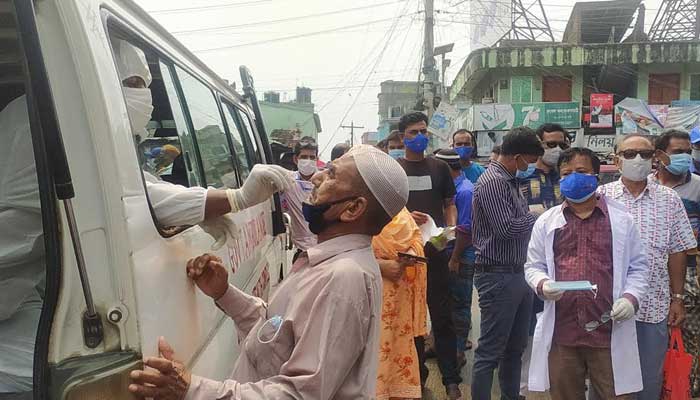 চাঁপাইনবাবগঞ্জে চালু হলো করোনার ভারতীয় ভ্যারিয়েন্ট রোধে ভ্রাম্যমাণ নমুনা পরীক্ষা