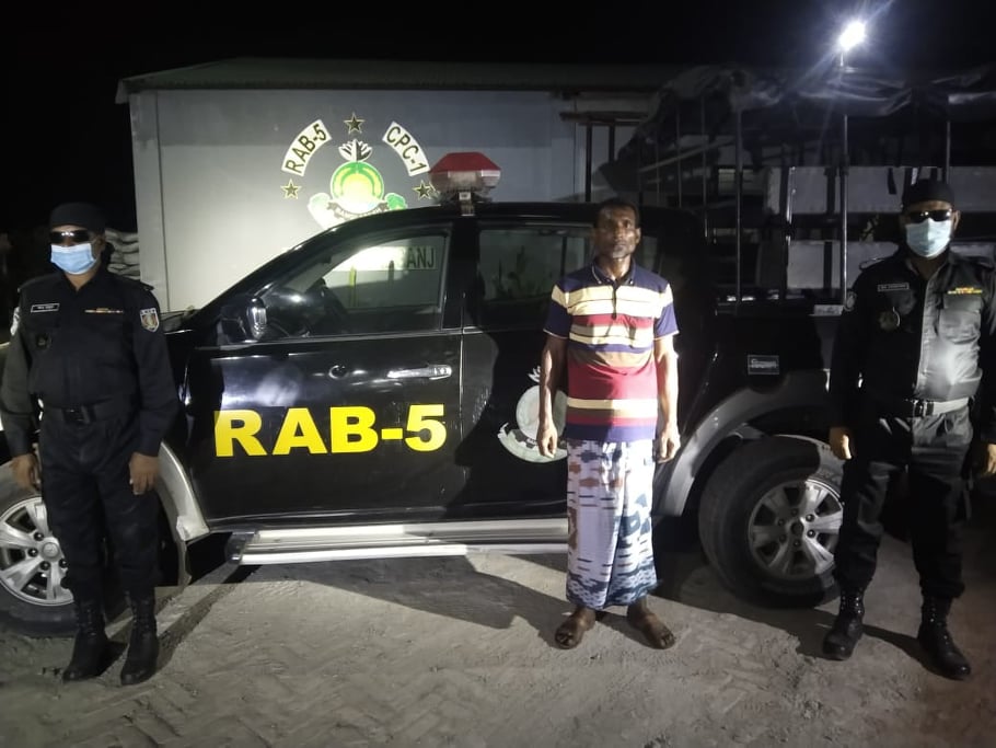 চাঁপাইনবাবগঞ্জের শিবগঞ্জে র্র্যাবের অভিযানে আগ্নেয়াস্ত্র সহ আটক ১