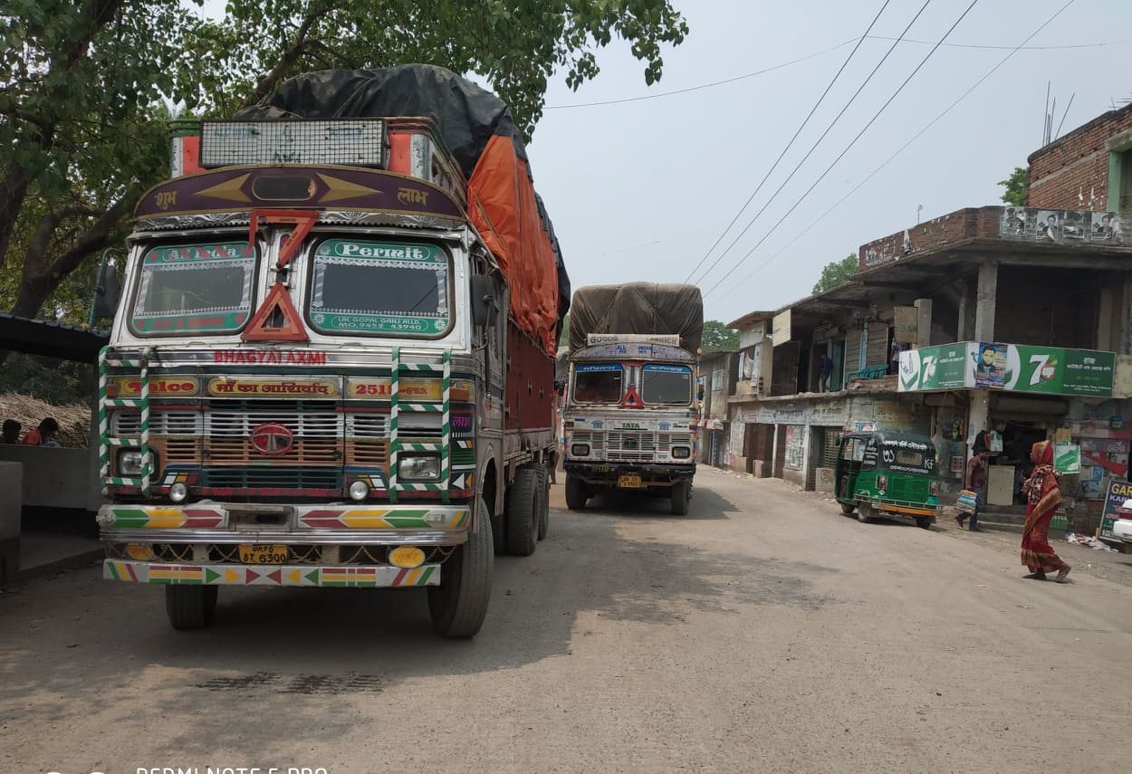 চাঁপাইনবাবগঞ্জের সোনামসজিদ স্থলবন্দরে আইপি জালের অভিযোগে ২৩ ট্রাক পেঁয়াজ আটক