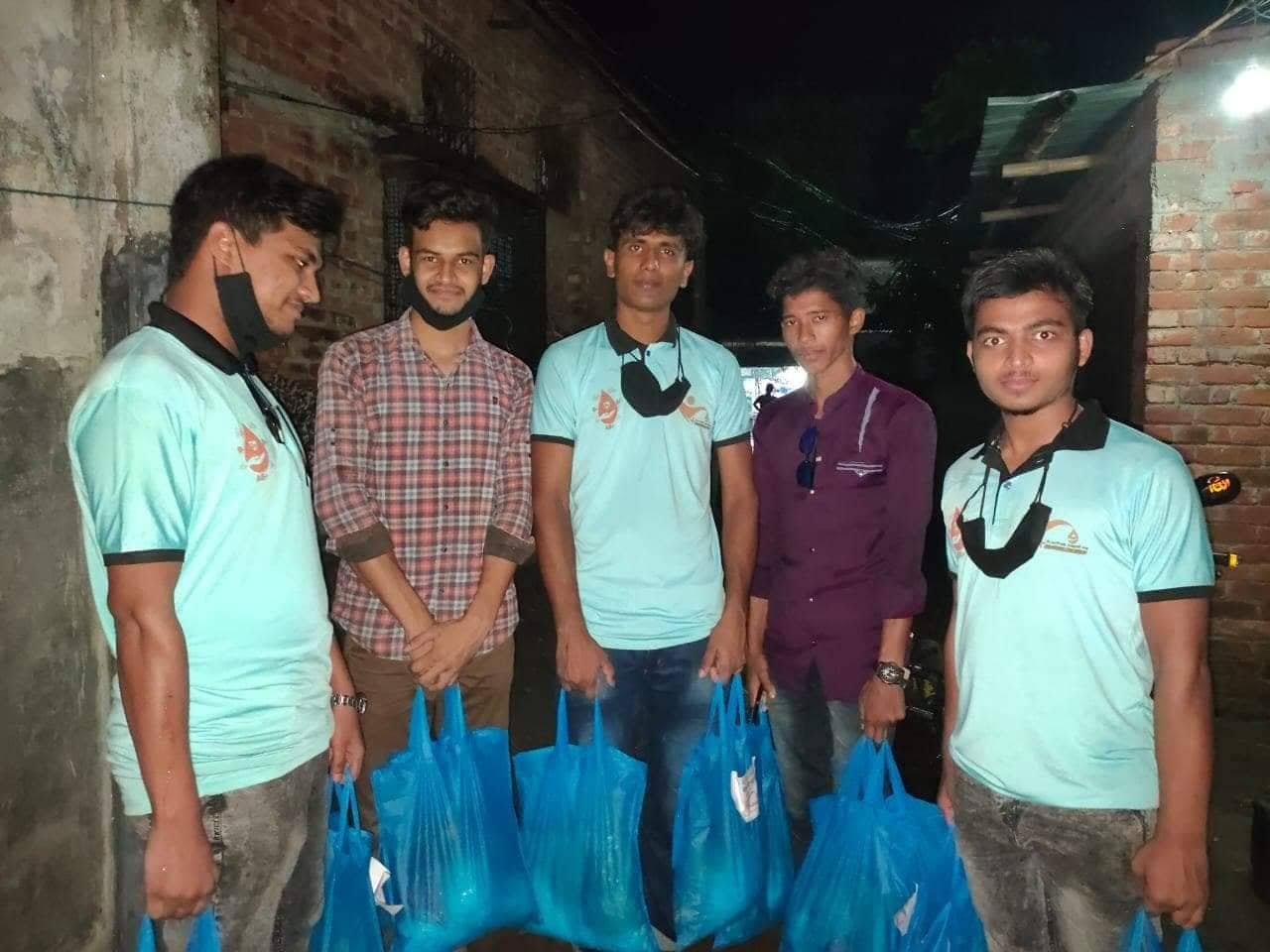 চাঁপাইনবাবগঞ্জে “সিএনপিআই” স্বেচ্ছাসেবী সংস্থা’র ঈদ উপহার সামগ্রী বিতরণ