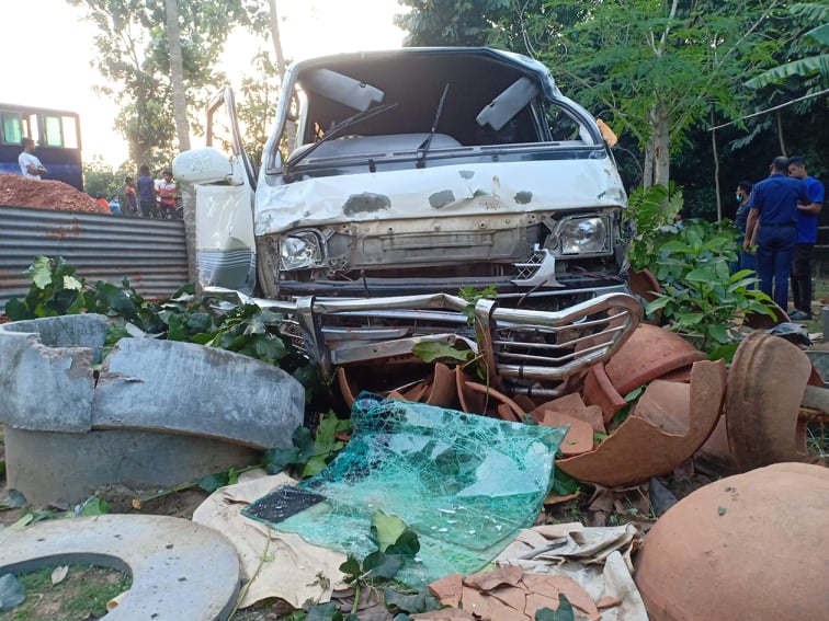 চাঁপাইনবাবগঞ্জের মহারাজপুরে সড়ক দূর্ঘটনায় পুলিশ নিহত