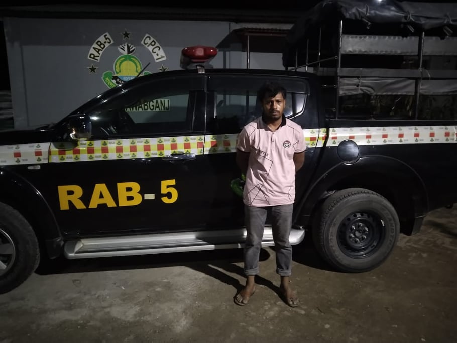 চাঁপাইনবাবগঞ্জের মহারাজপুরে ইয়াবা সহ ১ জনকে আটক করেছে র্র্যাব