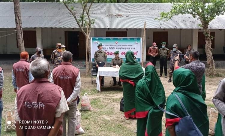 চাঁপাইনবাবগঞ্জে আনসার ও ভিডিপি সদস্যরা পেল ঈদের শুভেচ্ছা উপহার