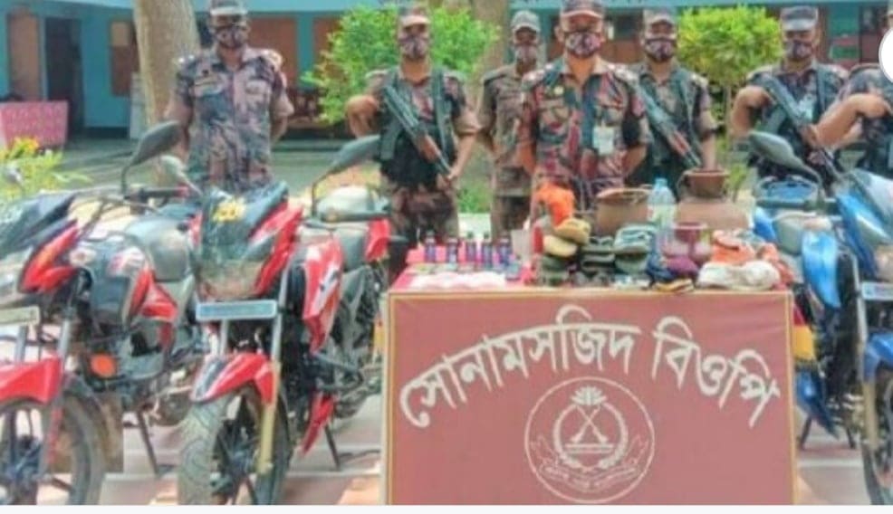 চাঁপাইনবাবগঞ্জের শিবগঞ্জে মোটরসাইকেল মোবাইল ও মাদক উদ্ধার করেছে বিজিবি