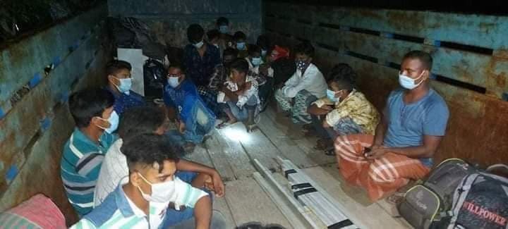 চাঁপাইনবাবগঞ্জের শিবগঞ্জে প্রশাসনকে ফাঁকি দিয়ে ট্রাকে যাওয়ার পথে আটক।। ৮ হাজার, ৯ শত টাকা জরিমানা