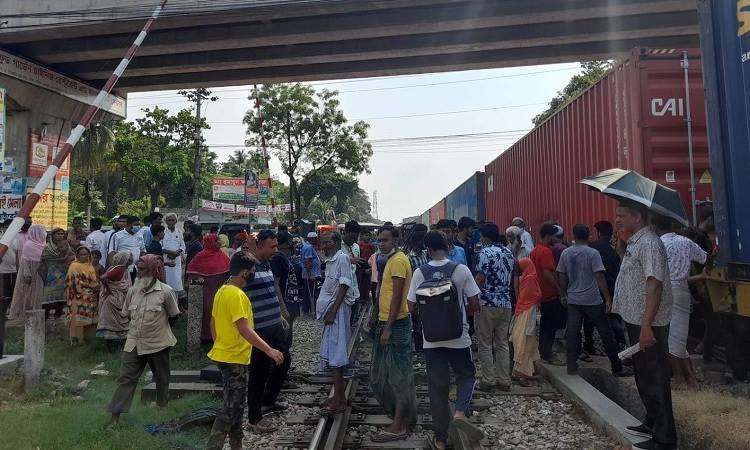 ব্রাহ্মণবাড়িয়াতে চলন্ত ট্রেন থামিয়ে চালককে মারধর! ট্রেনের সাথে মটরসাইকেলের ধাক্কা