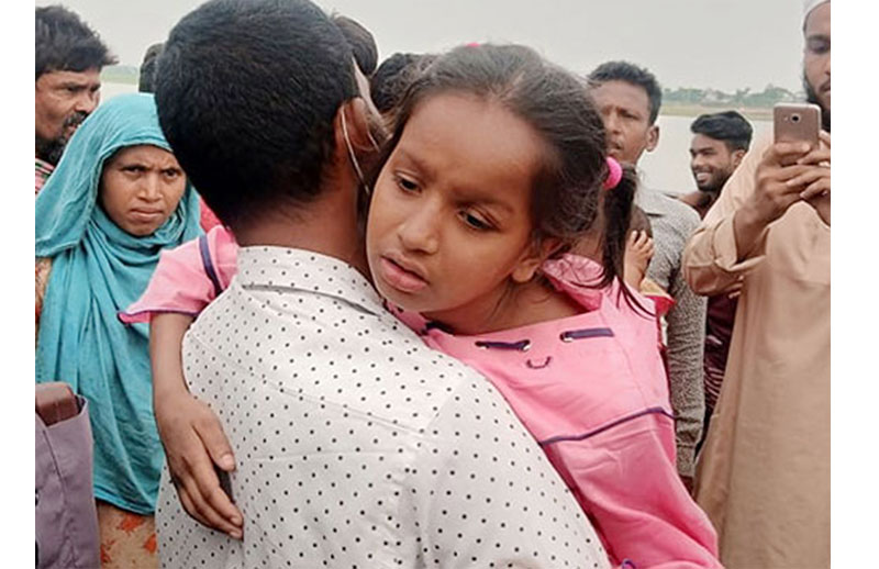 পিতা-মাতা ও দুই বোনকে হারিয়ে অলৌকিকভাবে বেঁচে গেলো শিশুটি