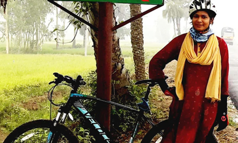 বৃষ্টি ও বৈরি আবহাওয়ার সত্ত্বেও বাবা-মায়ের সঙ্গে ঈদ করতে ২৫৫ কিমি সাইকেলে চালিয়ে বাড়িতে শিক্ষিকা