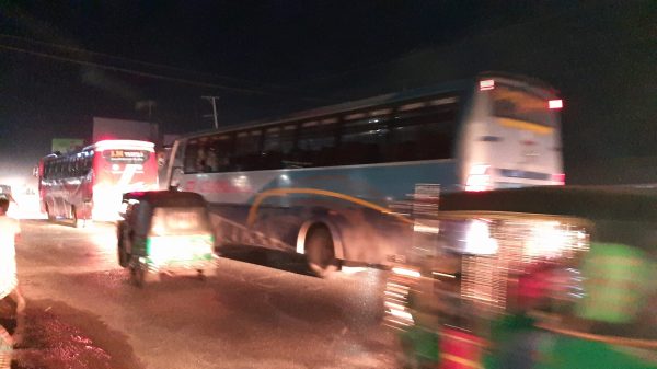 সরকারি নির্দেশনা অমান্য করে পুলিশের চোখ ফাঁকি দিয়ে রাতে মহাসড়কে চলছে দূরপাল্লার বাস