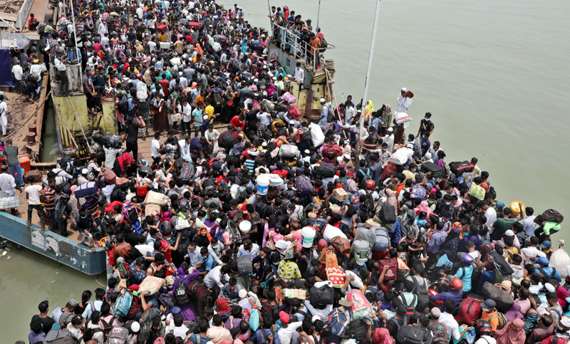 করোনাভাইরাসের সংক্রমণ রোধে ঘরমুখো মানুষের ঢল ঠেকাতে ফেরিঘাটে বিজিবি মোতায়েন