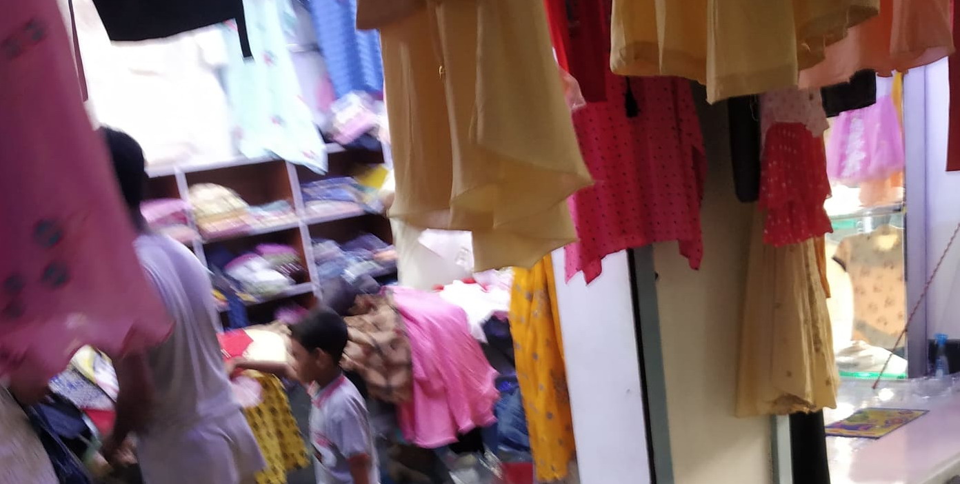 চাঁপাইনবাবগঞ্জের রামচন্দ্রপুরহাটে করোনা উপেক্ষা করে জমে উঠেছে ঈদ বাজার