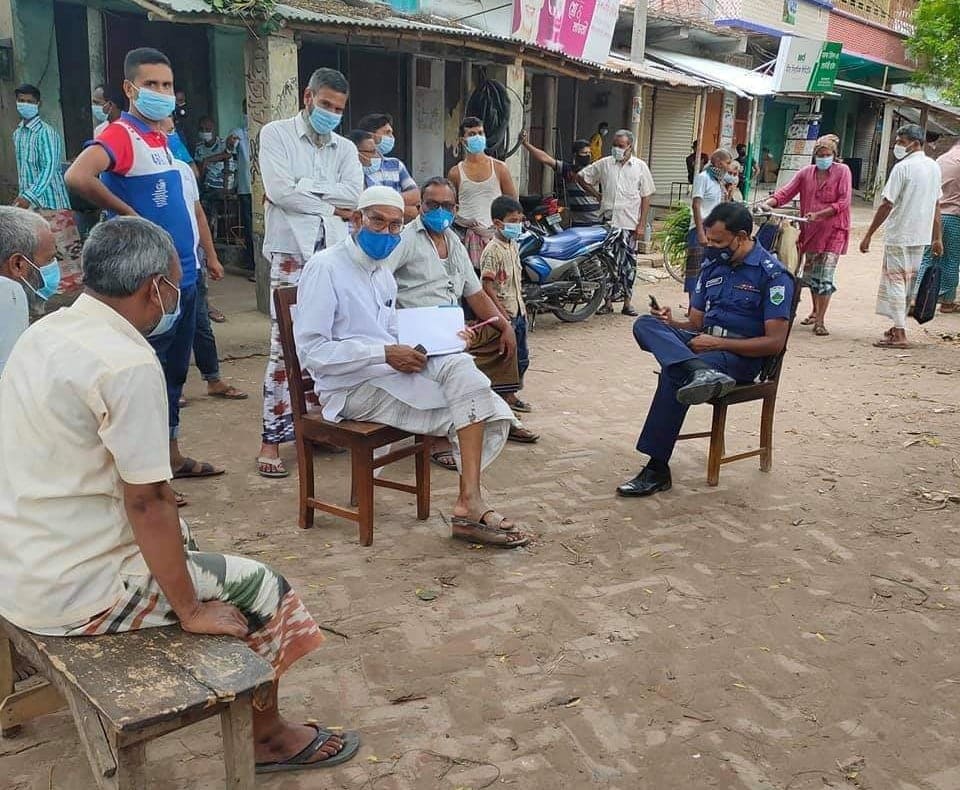 চাঁপাইনবাবগঞ্জে ৭ দিনের কঠোর লকডাউনের দ্বিতীয় দিনেও গ্রাম এলাকা সহ ছিলো প্রশাসনের ব্যপক তৎপরতা