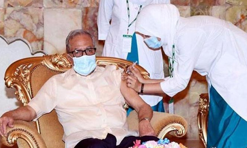 করোনাভাইরাসের টিকার দ্বিতীয় ডোজ নিলেন রাষ্ট্রপতি