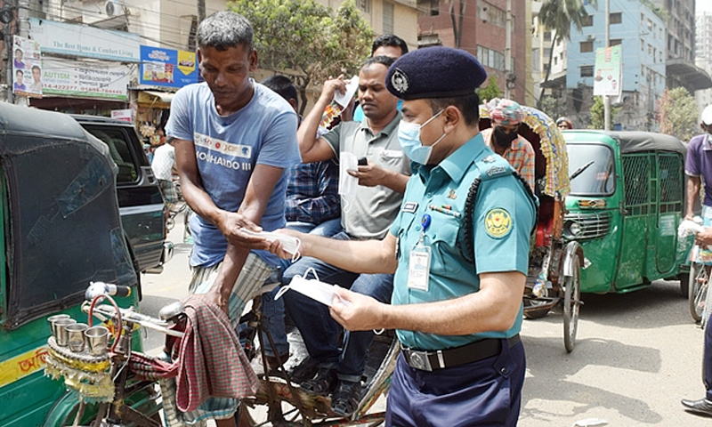 করোনাভাইরাসের সংক্রমণ রোধে শতভাগ মাস্ক না পরলে ‘লাঠিপেটার’ ক্ষমতা পাচ্ছে পুলিশ