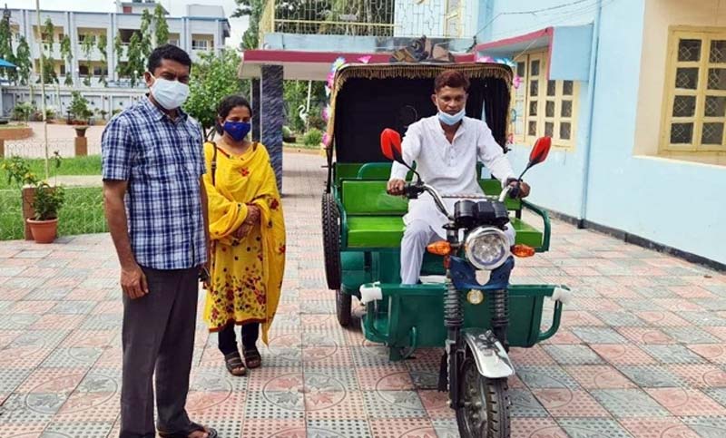 নোয়াখালীর কবিরহাটের সেই ফারুককে অটোরিকশা দিলেন প্রধানমন্ত্রী