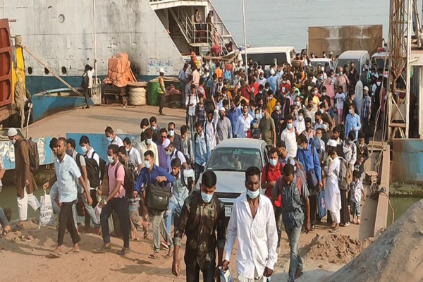 ঈদ আনন্দ ছুটি শেষে আবার ঢাকা ফিরতে শুরু করেছে মানুষ