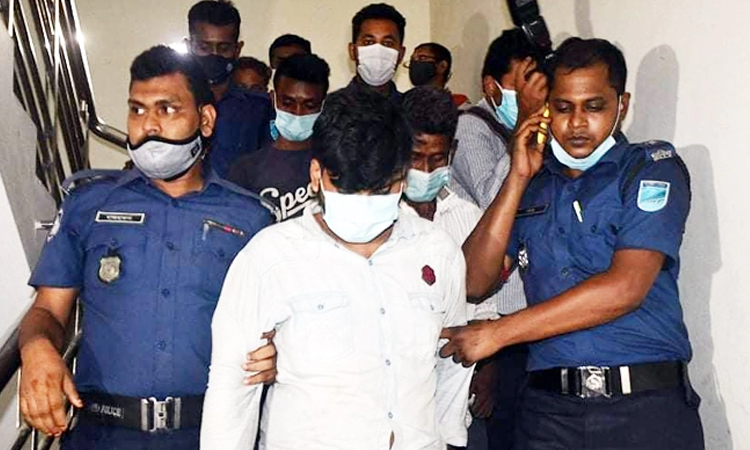 সাভারের আশুলিয়ায় চলন্ত বাসে তরুণীকে ধর্ষণ: চালকের স্বীকারোক্তি, বাকিদের ৩ দিনের রিমান্ড