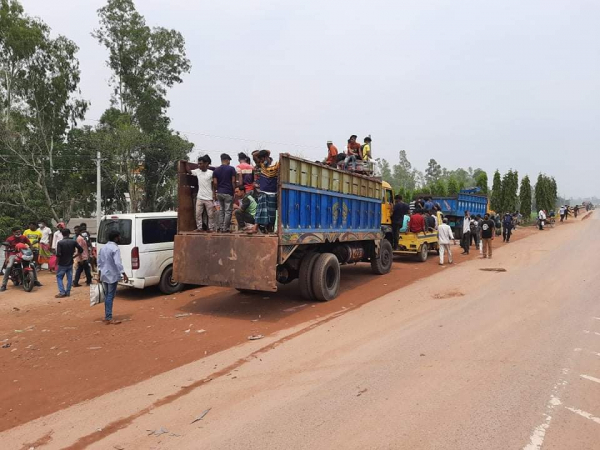 ঈদের ছুটি শেষ করে কর্মস্থলে ফিরতে একমাত্র ভরসা ট্রাক-পিকআপ