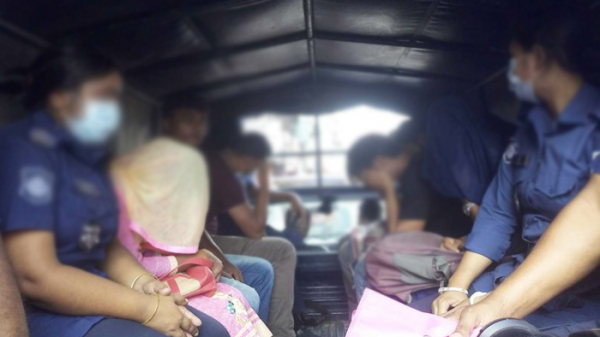 কুমিল্লায় আবাসিক হোটেলে আপত্তিকর অবস্থায় ধরা খেলেন ১০ তরুণ-তরুণী