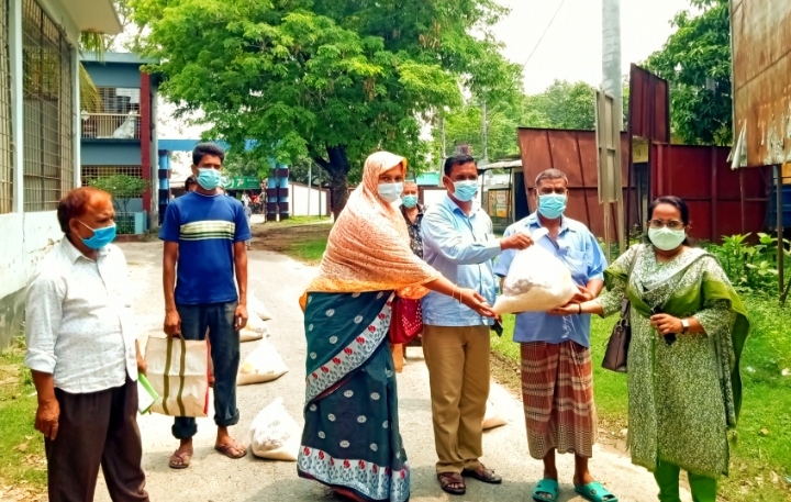 নাচোলে প্রধানমন্ত্রীর ত্রাণ তহবিল থেকে কর্মহীনদের মাঝে ত্রাণ বিতরণ