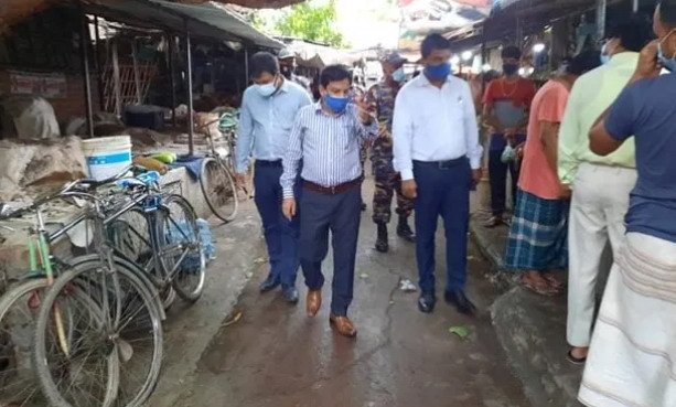 আমের রাজধানী চাঁপাইনবাবগঞ্জে মাঠে ম্যাজিস্ট্রেট, লকডাউন অমান্যকারীদের জরিমানা