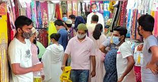 শেষ জুমা ও ছুটির দিনে শপিংমল-মার্কেটে ক্রেতাদের উপচেপড়া ভিড়