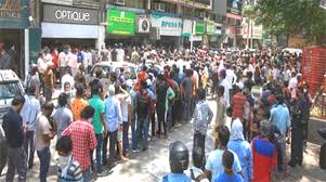 আচমকা মদ সরবরাহ বন্ধ হওয়ার আশঙ্কায় লকডাউন ঘোষণায় পশ্চিমবঙ্গে মদের দোকানে ভিড়