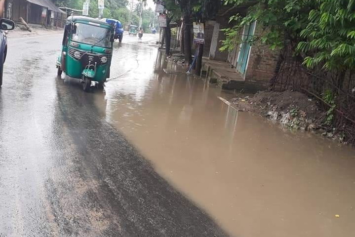 চাঁপাইনবাবগঞ্জের বিভিন্ন মহাসড়কের পাশে বৃষ্টি পানি জমে মহাসড়কের ক্ষতি, প্রয়োজন সকলের সহযোগিতা 