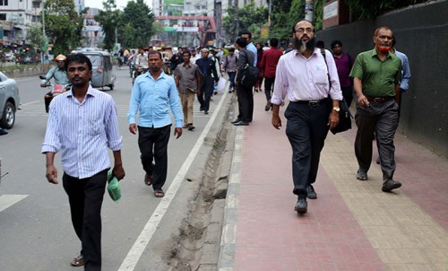 আজ থেকে দেশজুড়ে সীমিত পরিসরে লকডাউন ॥ গণপরিবহন বন্ধ থাকায় অফিসগামী মানুষের ভোগান্তি চরমে