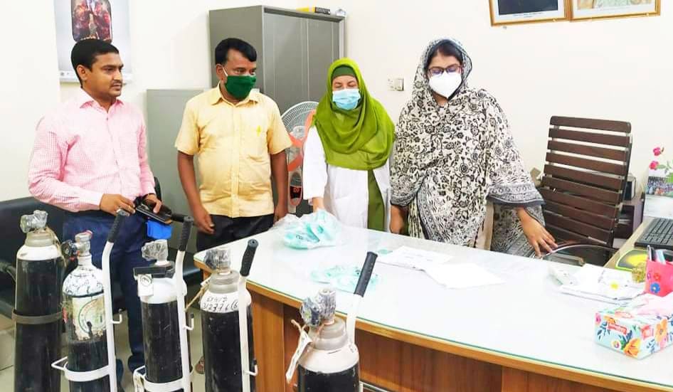 নাচোলের কৃতি সন্তান এএসপি আতাউরের পক্ষে থেকে অক্সিজেন সিলিন্ডার তুলে দিলেন রয়েল বিশ্বাস