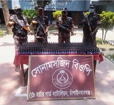 চাঁপাইনবাবগঞ্জের সোনামসজিদ এলাকায় মালিক বিহীন ফেন্সিডিল উদ্ধার করেছে বিজিবি