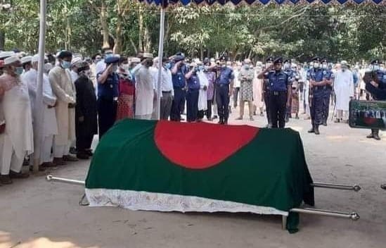 রাষ্ট্রীয় মর্যাদা শেষে চাঁপাইনবাবগঞ্জের বীর মুক্তিযোদ্ধা সৈয়দ আলী হোসেন মিয়ার জানাজা স্বম্পন্ন