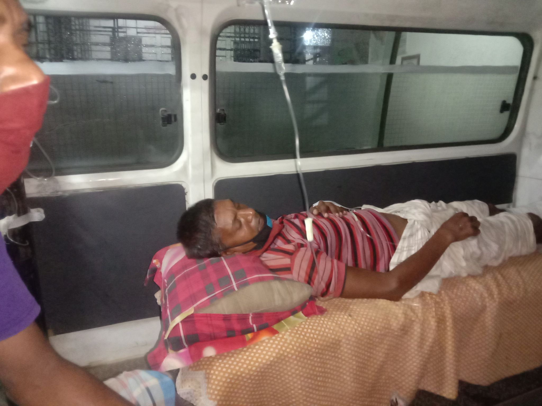 চাঁপাইনবাবগঞ্জ জেলা প্রশাসক মোঃ মঞ্জুরুল হাফিজ এর মহানুভবতায় চিকিৎসার ব্যবস্থা হলো মুচি’র