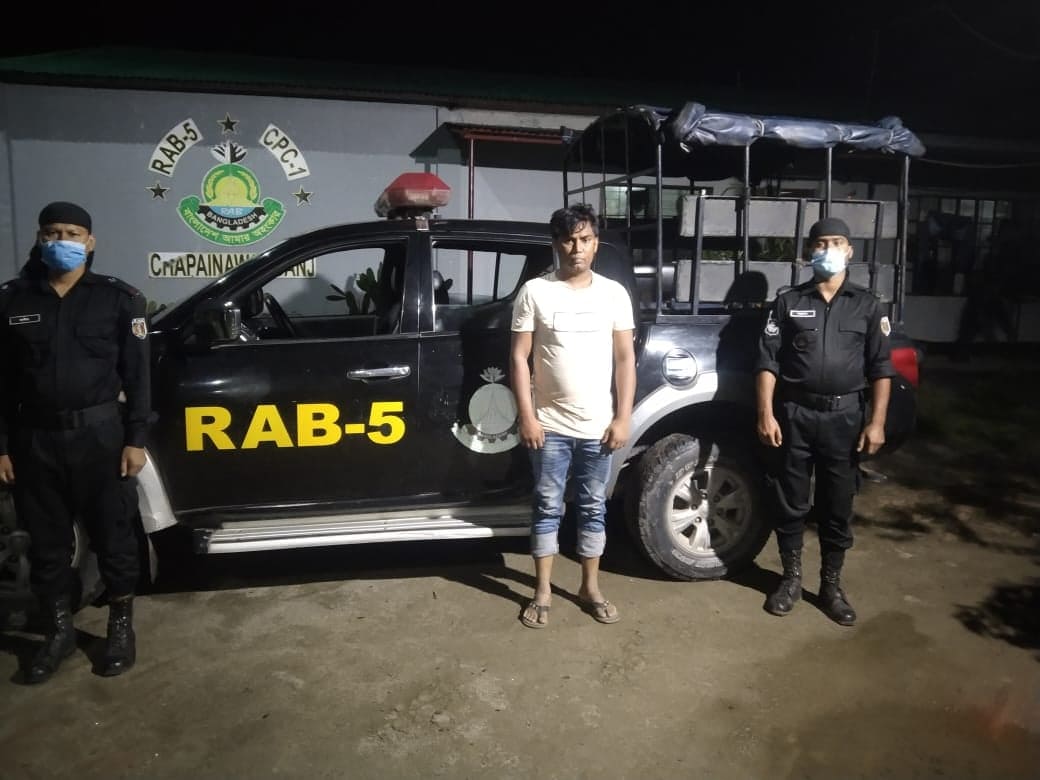 চাঁপাইনবাবগঞ্জের পাঠানপাড়ায় ৪’শ পিস ইয়াবা সহ ১ মাদক ব্যবসায়ীকে আটক করেছে র্র্যাব