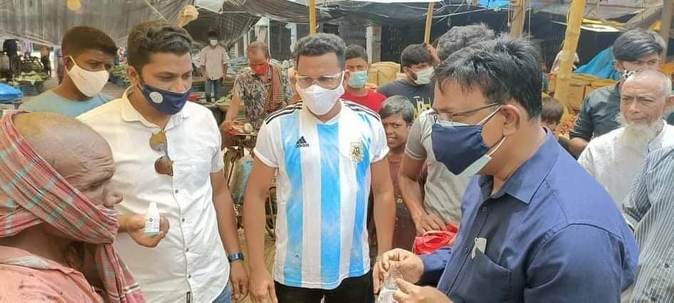 শিবগঞ্জে করোনা ভাইরাস থেকে বাঁচতে মেয়র মনিরুল ও ছাত্রলীগ কর্মীদের মাস্ক ও হ্যান্ড স্যানিটাইজার বিতরণ