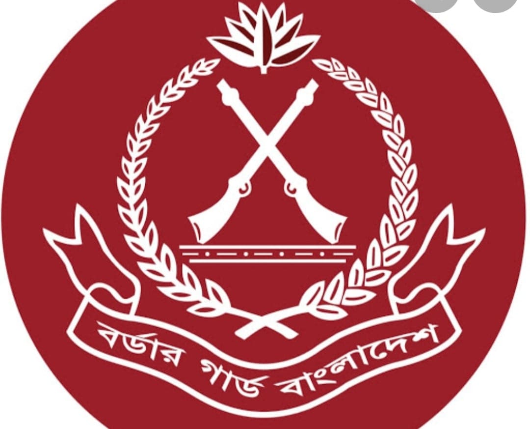 চাঁপাইনবাবগঞ্জের শিবগঞ্জে সাড়ে ৩ কেজি হেরোইন ও অস্ত্র উদ্ধার করেছে বিজিবি