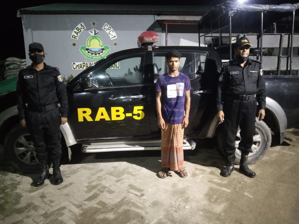 চাঁপাইনবাবগঞ্জের কমলাকান্তপুরে র‌্যাবের হাতে ১ কেজি ২৫০ গ্রাম গাঁজাসহ ১ যুবক আটক
