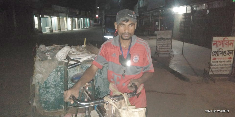 রাতের ঘুম হারাম করে চাঁপাইনবাবগঞ্জ শহরকে পরিস্কার রাখছেন পৌরসভার পরিচ্ছন্নকর্মী হাবিব